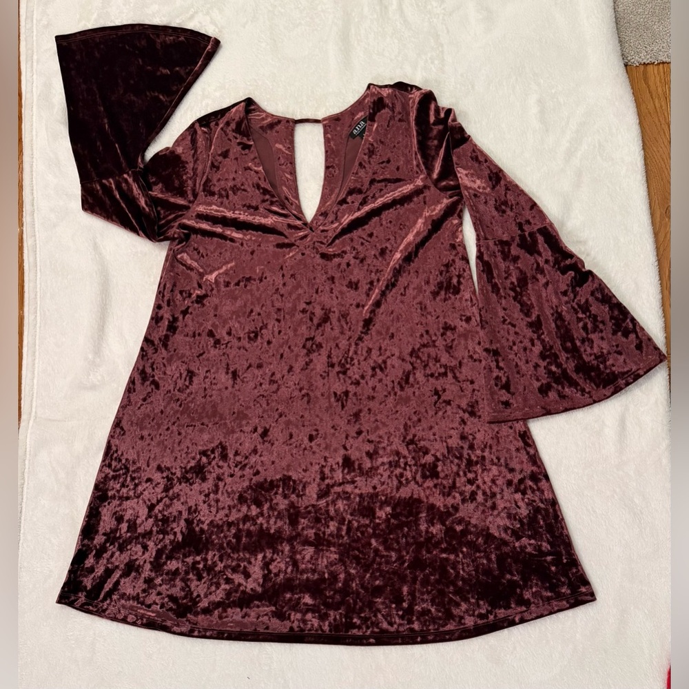 a.n.a. Women’s Large Velvet Bell Sleeve Dress in Maroon